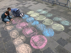 De Vrijbuiters spelen met stoepkrijt